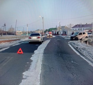 7������� � �.�������� �� ��.����������� 19-������� �������� "Toyota Carina" �� ��������������� ������ ��������� ����� �� ������ ������, ��������������� ��� ���������� �������� � ��������� ������������ � "Mazda Carol".�...