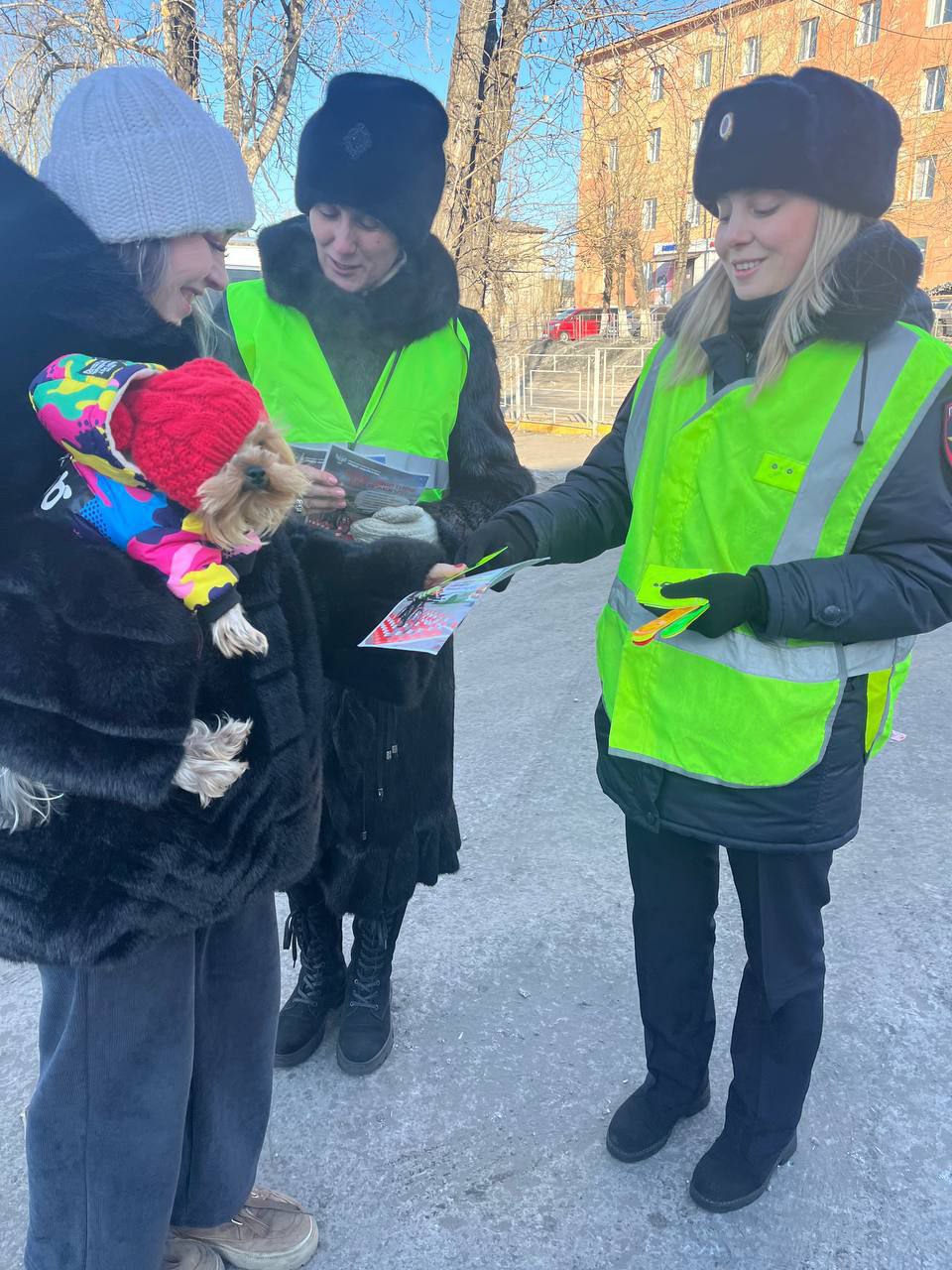 В г. Могоча автоинспекторы и представители общественного совета при МО МВД России "Могочинский" провели акцию "Пешеход" В г. Могоча автоинспекторы и представители общественного совета при МО МВД России "Могочинский" провели акцию "Пешеход"