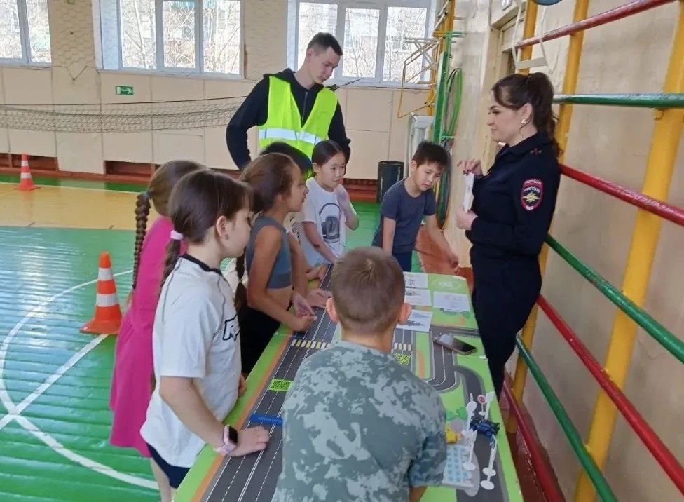 В преддверии Дня Защитника Отечества в гимназии №4 г.Читы прошли конкурсы по ПДД в игровом формате с участием детей и их родителей В преддверии Дня Защитника Отечества в гимназии №4 г.Читы прошли конкурсы по ПДД в игровом формате с участием детей и их родителей