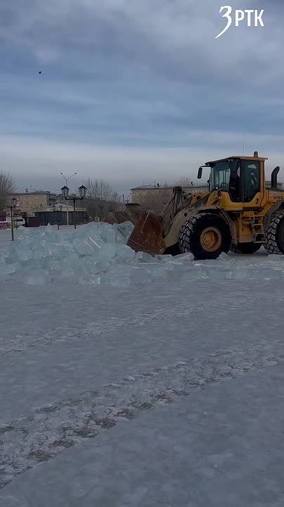На площади Труда начали подготовку к весне