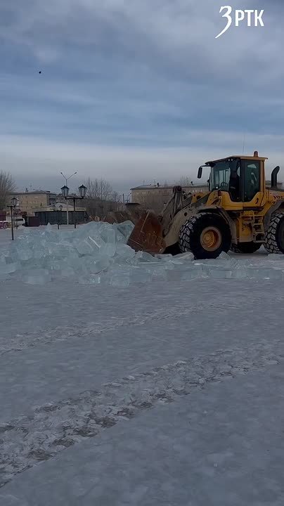 На площади Труда начали подготовку к весне
