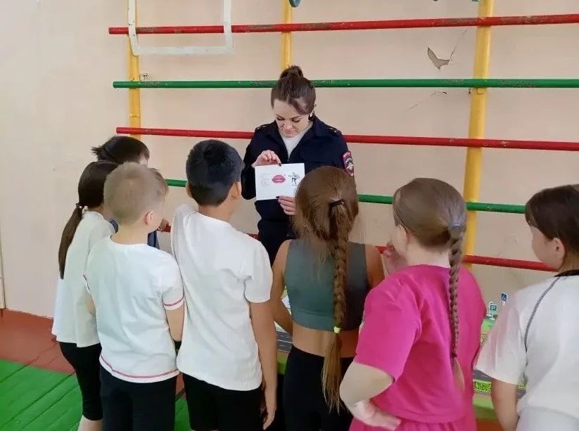 В преддверии Дня Защитника Отечества в гимназии №4 г.Читы прошли конкурсы по ПДД в игровом формате с участием детей и их родителей В преддверии Дня Защитника Отечества в гимназии №4 г.Читы прошли конкурсы по ПДД в игровом формате с участием детей и их родителей