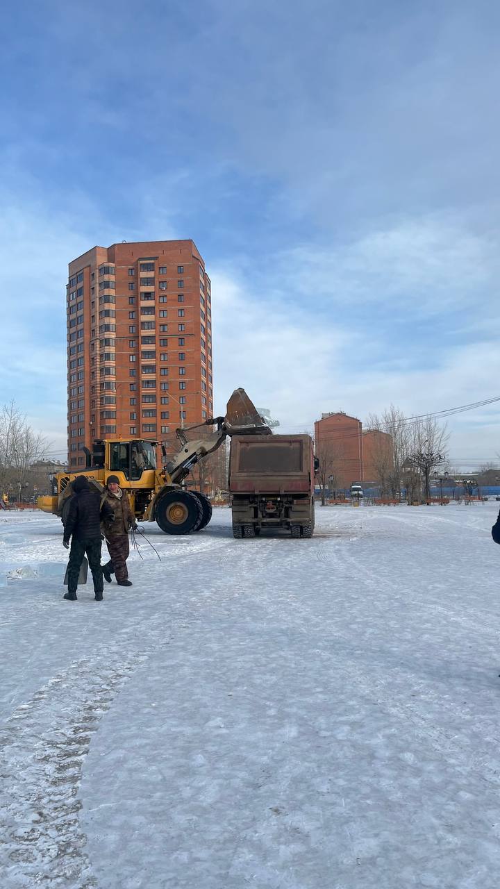 На площади Труда начали подготовку к весне На площади Труда начали подготовку к весне