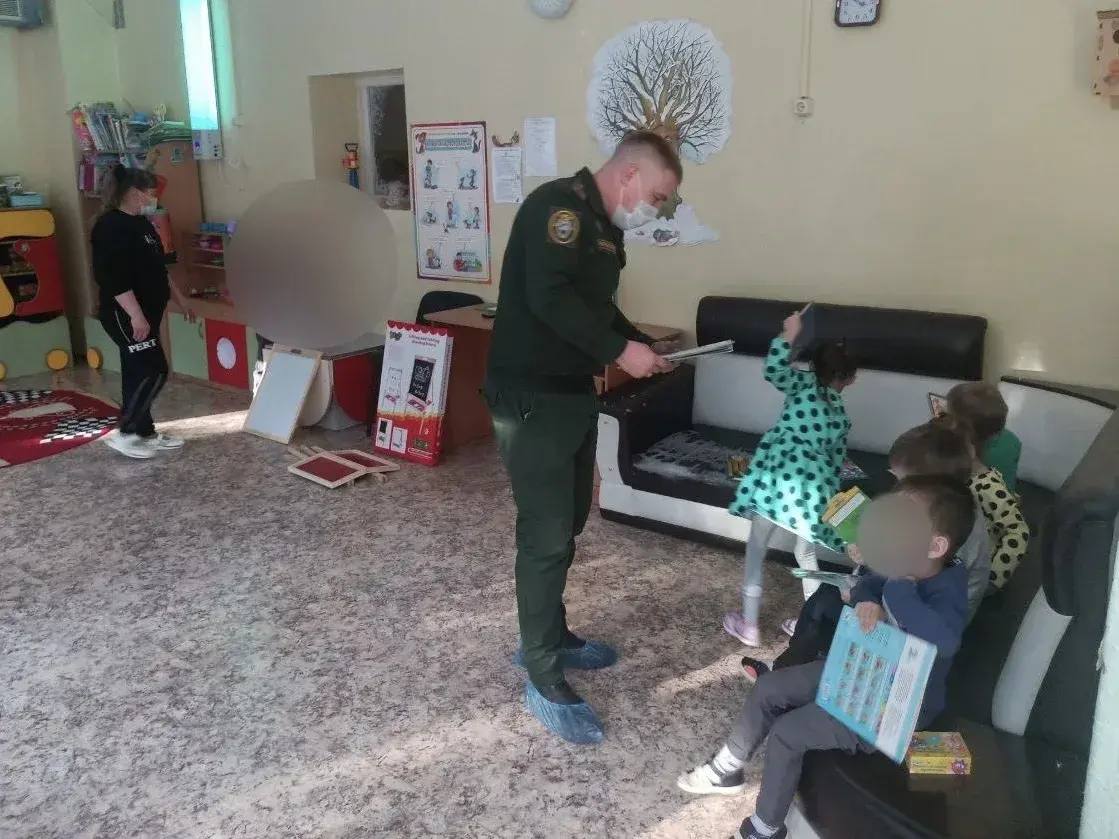 В Забайкальском крае в день праздника Белого месяца «Сагаалган» военные следователи посетили воспитанников подшефного Дома ребенка В Забайкальском крае в день праздника Белого месяца «Сагаалган» военные следователи посетили воспитанников подшефного Дома ребенка