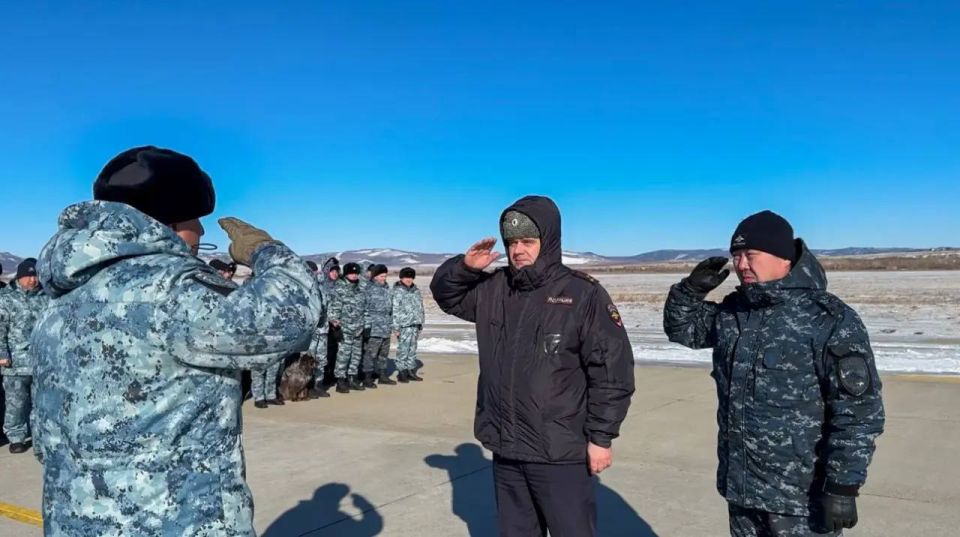 В аэропорту Читы руководство регионального УМВД встретило сотрудников сводного отряда полиции