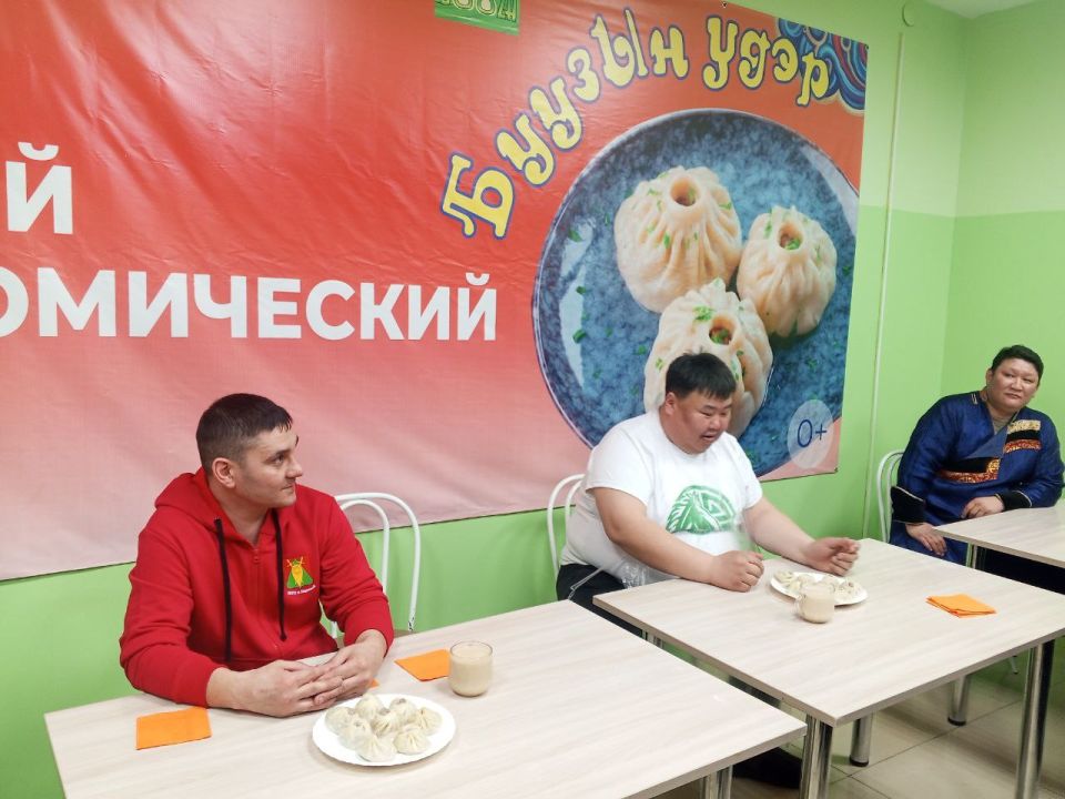 Слепить буузы за 5 минут, а съесть и того быстрее предлагают гостям Сагаалгана в посёлке Агинское