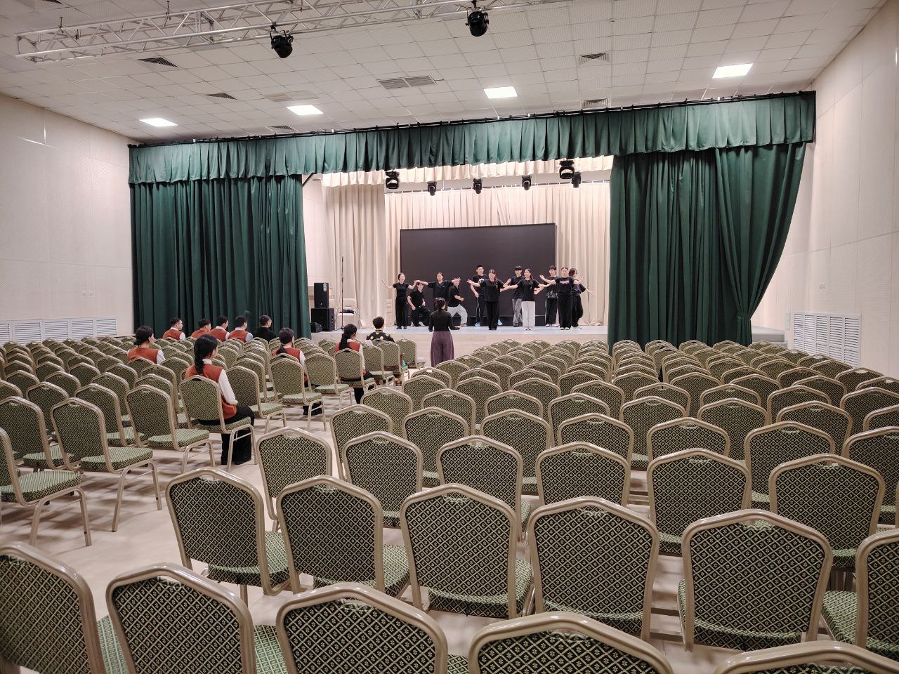 Александр Осипов осмотрел новую школу посёлка Агинское Александр Осипов осмотрел новую школу посёлка Агинское