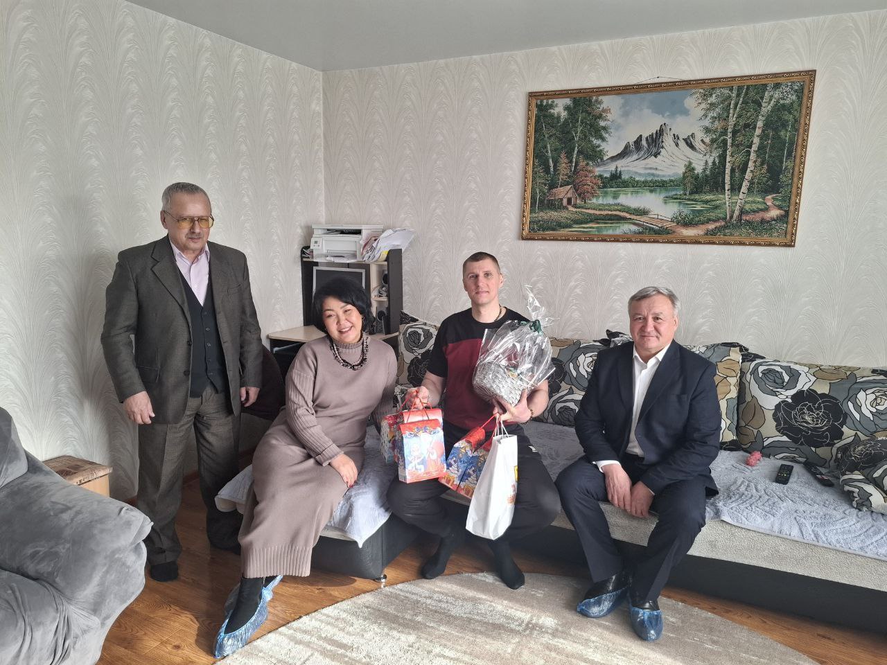 Аягма Ванчикова в Смоленке поздравила участников СВО с Днем защитника Отечества Аягма Ванчикова в Смоленке поздравила участников СВО с Днем защитника Отечества