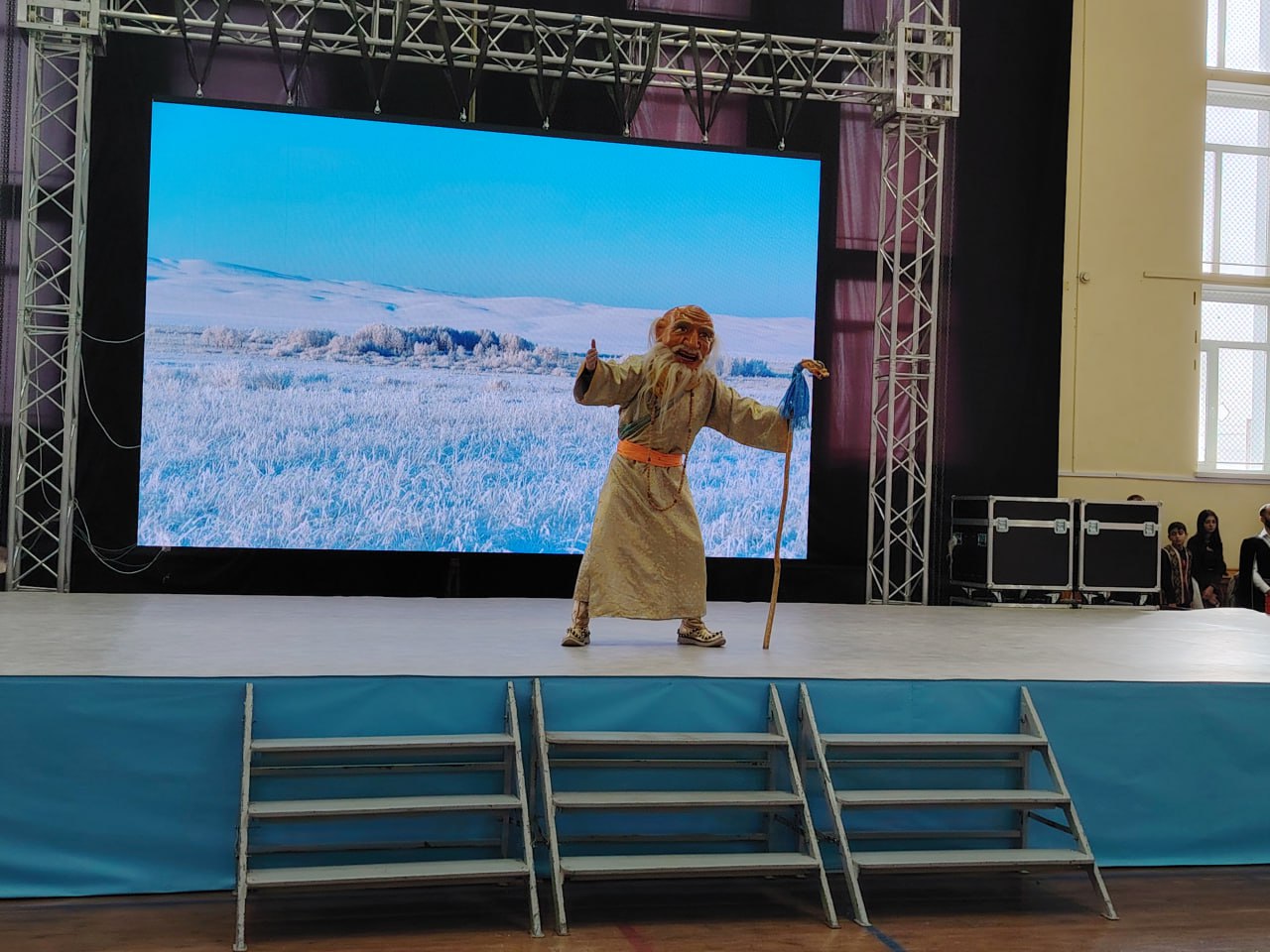 Праздник на двух языках. В посёлке Агинское стартовал большой краевой фестиваль «Сагаалган в России начинается с Аги» Площадкой большого праздника стала местная школа олимпийского резерва Праздник на двух языках. В посёлке Агинское стартовал большой краевой фестиваль «Сагаалган в России начинается с Аги» Площадкой большого праздника стала местная школа олимпийского резерва