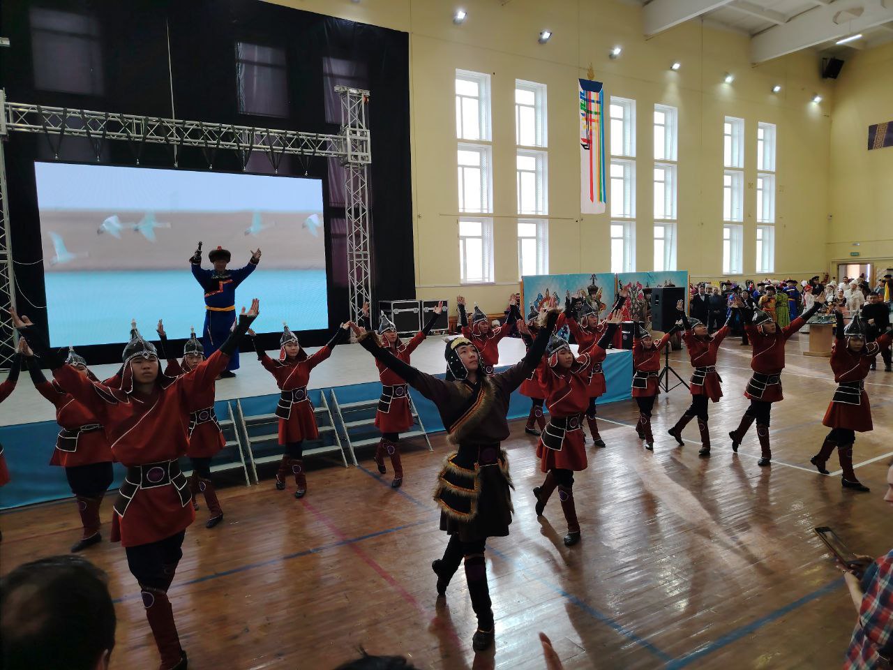 Праздник на двух языках. В посёлке Агинское стартовал большой краевой фестиваль «Сагаалган в России начинается с Аги» Площадкой большого праздника стала местная школа олимпийского резерва Праздник на двух языках. В посёлке Агинское стартовал большой краевой фестиваль «Сагаалган в России начинается с Аги» Площадкой большого праздника стала местная школа олимпийского резерва