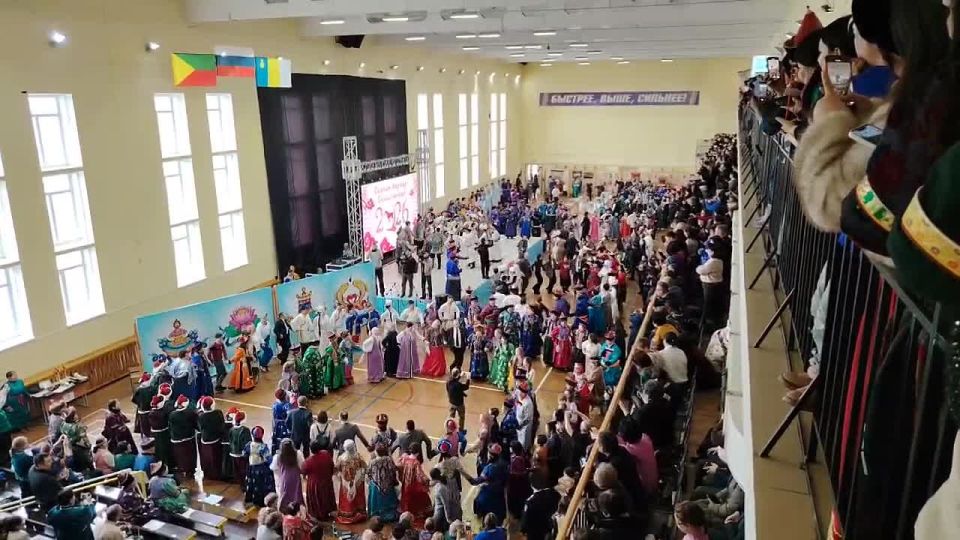 Праздник на двух языках. В посёлке Агинское стартовал большой краевой фестиваль «Сагаалган в России начинается с Аги» Площадкой большого праздника стала местная школа олимпийского резерва