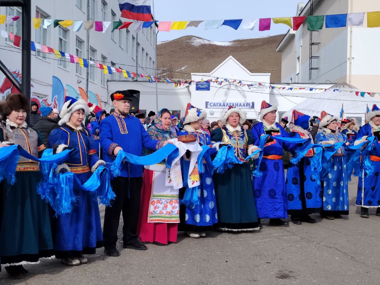 Праздник на двух языках. В посёлке Агинское стартовал большой краевой фестиваль «Сагаалган в России начинается с Аги» Площадкой большого праздника стала местная школа олимпийского резерва Праздник на двух языках. В посёлке Агинское стартовал большой краевой фестиваль «Сагаалган в России начинается с Аги» Площадкой большого праздника стала местная школа олимпийского резерва
