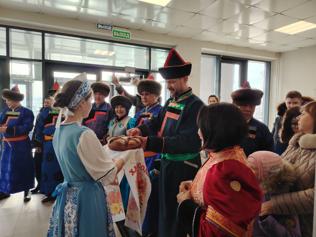 Александр Осипов осмотрел новую школу посёлка Агинское Александр Осипов осмотрел новую школу посёлка Агинское