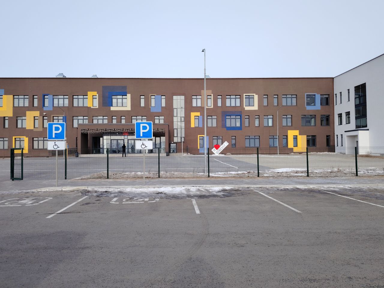 Александр Осипов осмотрел новую школу посёлка Агинское Александр Осипов осмотрел новую школу посёлка Агинское