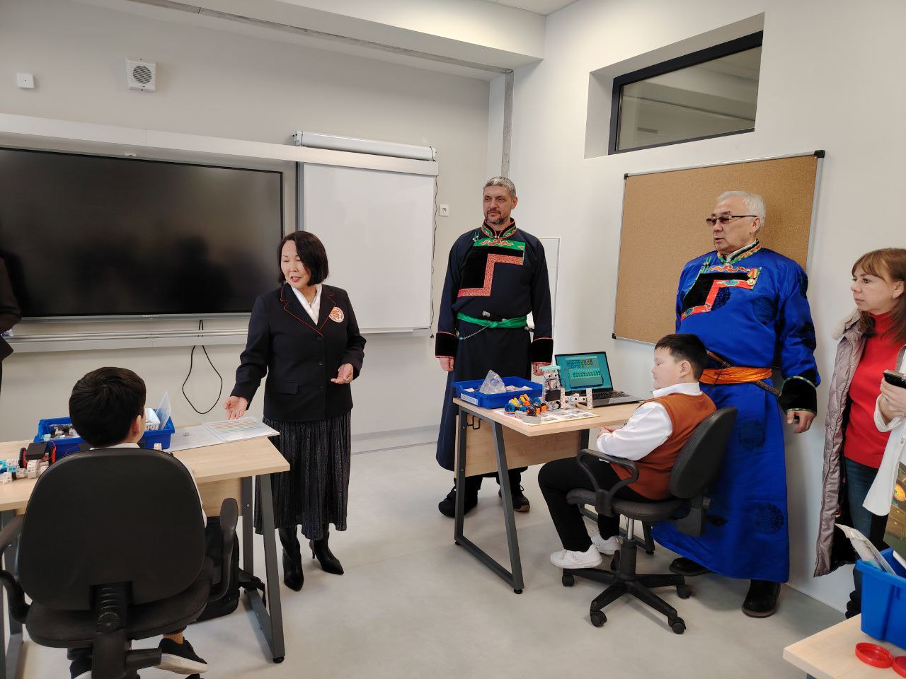 Александр Осипов осмотрел новую школу посёлка Агинское Александр Осипов осмотрел новую школу посёлка Агинское