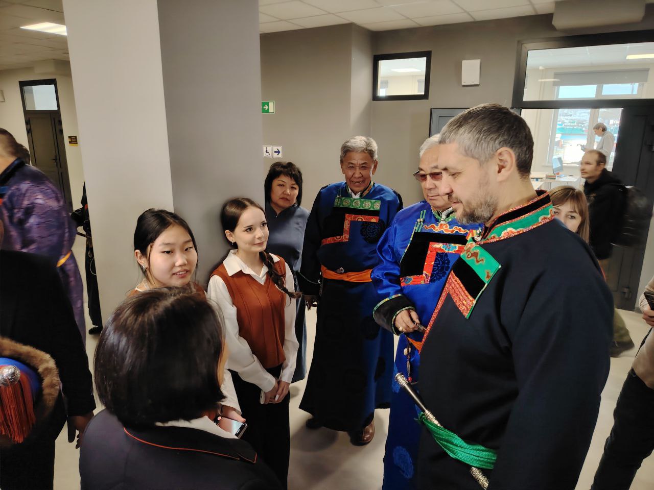 Александр Осипов осмотрел новую школу посёлка Агинское Александр Осипов осмотрел новую школу посёлка Агинское