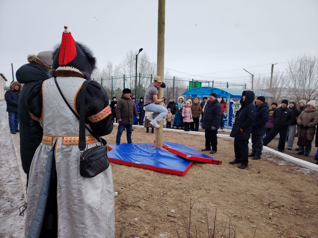 Праздник на двух языках. В посёлке Агинское стартовал большой краевой фестиваль «Сагаалган в России начинается с Аги» Площадкой большого праздника стала местная школа олимпийского резерва Праздник на двух языках. В посёлке Агинское стартовал большой краевой фестиваль «Сагаалган в России начинается с Аги» Площадкой большого праздника стала местная школа олимпийского резерва