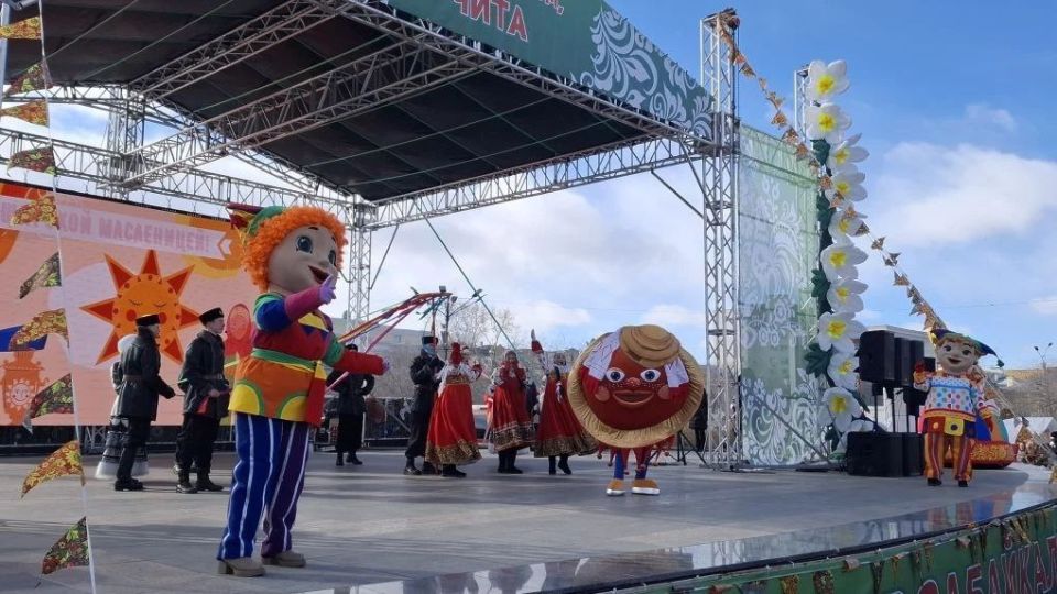 На главной площади Читы начали отмечать Масленицу! Поспешите и вы!