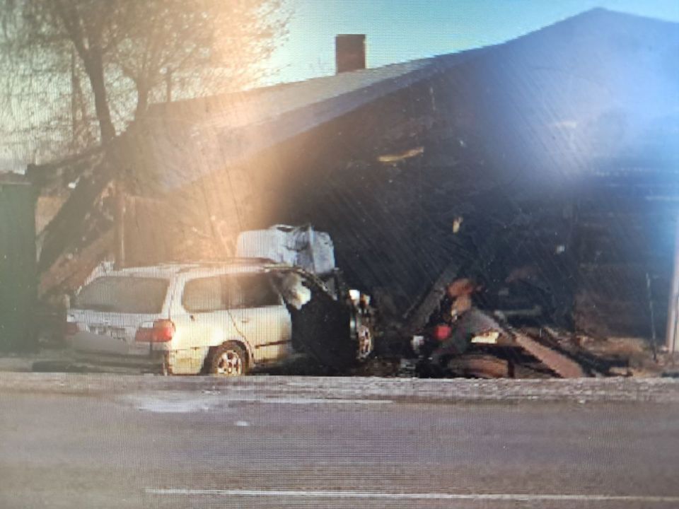 21 февраля в утреннее время в г. Чите на ул. Авиационная по предварительным данным водитель "Nissan Primera" не справился с управлением и допустил съезд с проезжей части с последующим наездом на препятствие (гараж)