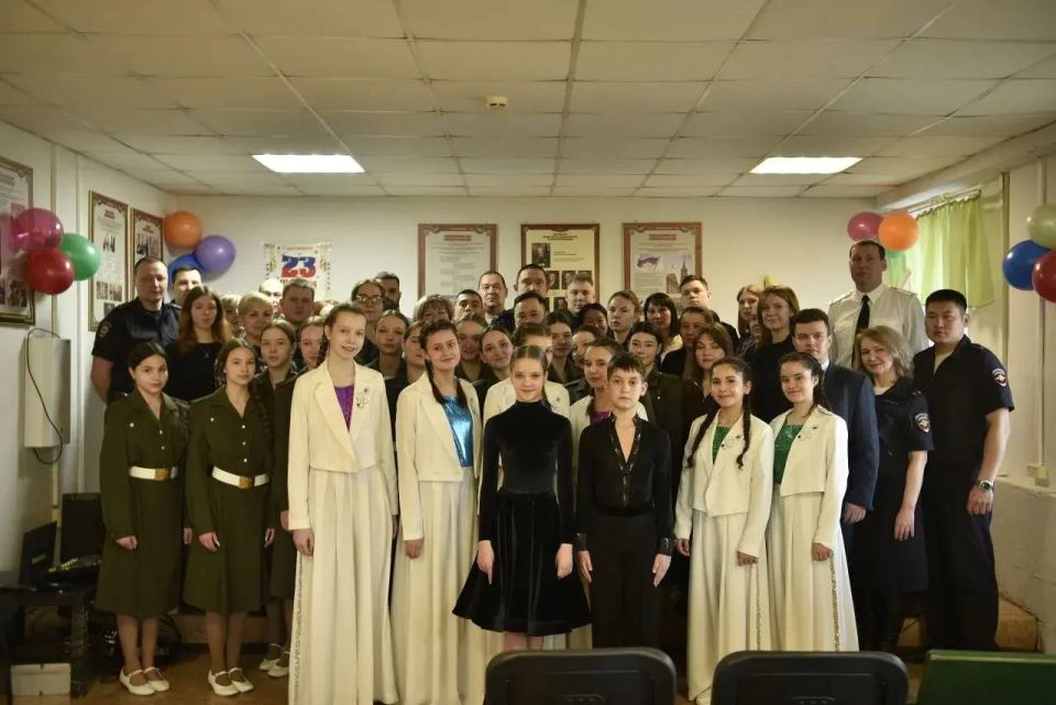 Талантливые школьники поздравили сотрудников полиции с Днём защитника Отечества