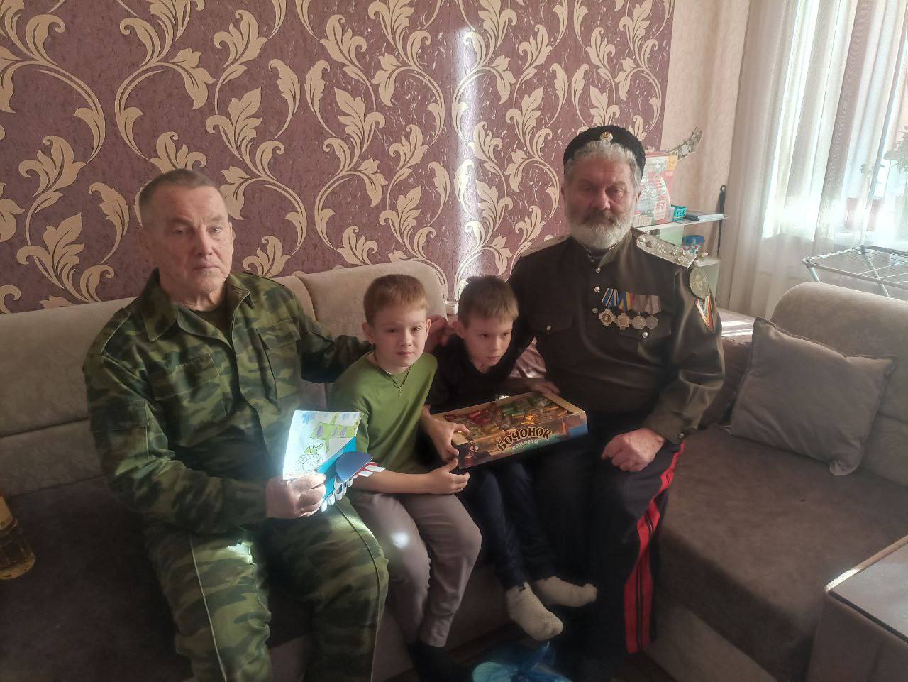 Вчера председатель общественной организации ветеранов и пенсионеров прокуратуры Забайкальского края Валерий Попов и члены Советам ветеранов СВО подшефного нашему региону Старобешевского муниципального округа Алексей Богомол...
