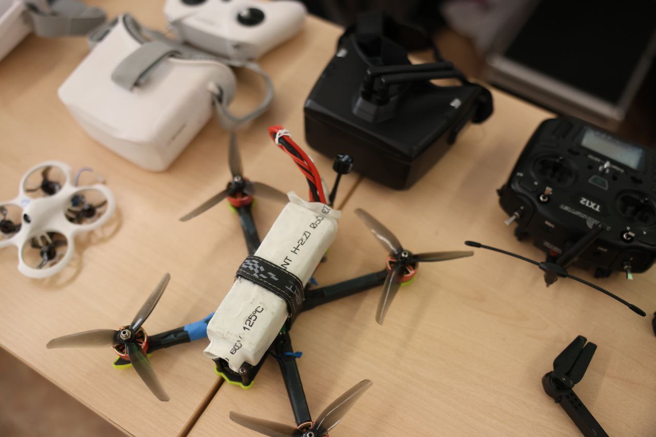 Забайкальский ветеран спецоперации провел урок по БПЛА для учеников читинской школы Забайкальский ветеран спецоперации провел урок по БПЛА для учеников читинской школы