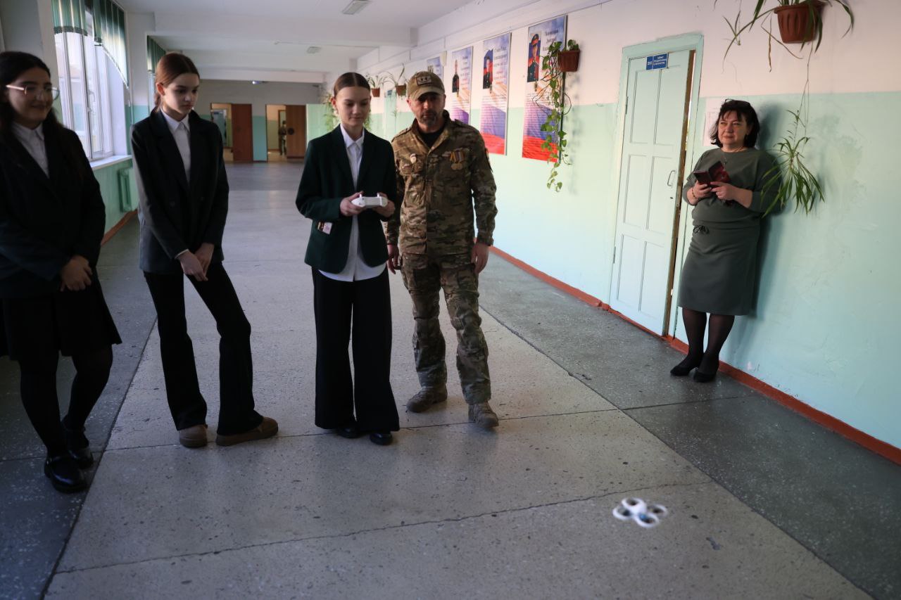 Забайкальский ветеран спецоперации провел урок по БПЛА для учеников читинской школы Забайкальский ветеран спецоперации провел урок по БПЛА для учеников читинской школы