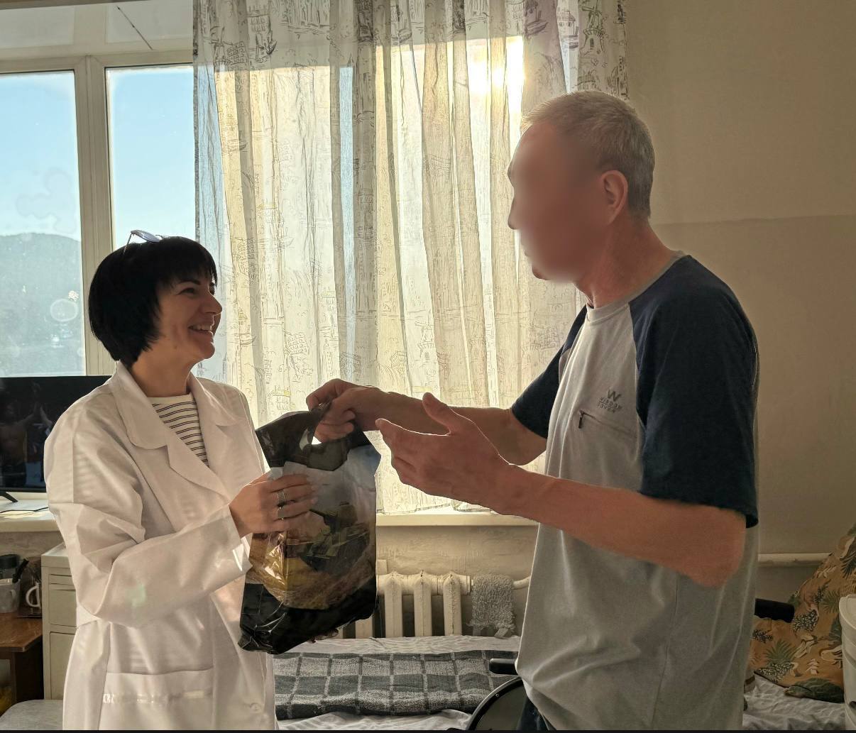 Министр здравоохранения Забайкалья Оксана Немакина накануне праздника посетила краевую клиническую больницу