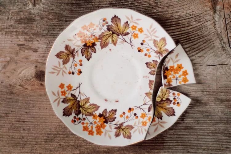 Что делать, если разбилась дорогая посуда: четыре полезных совета