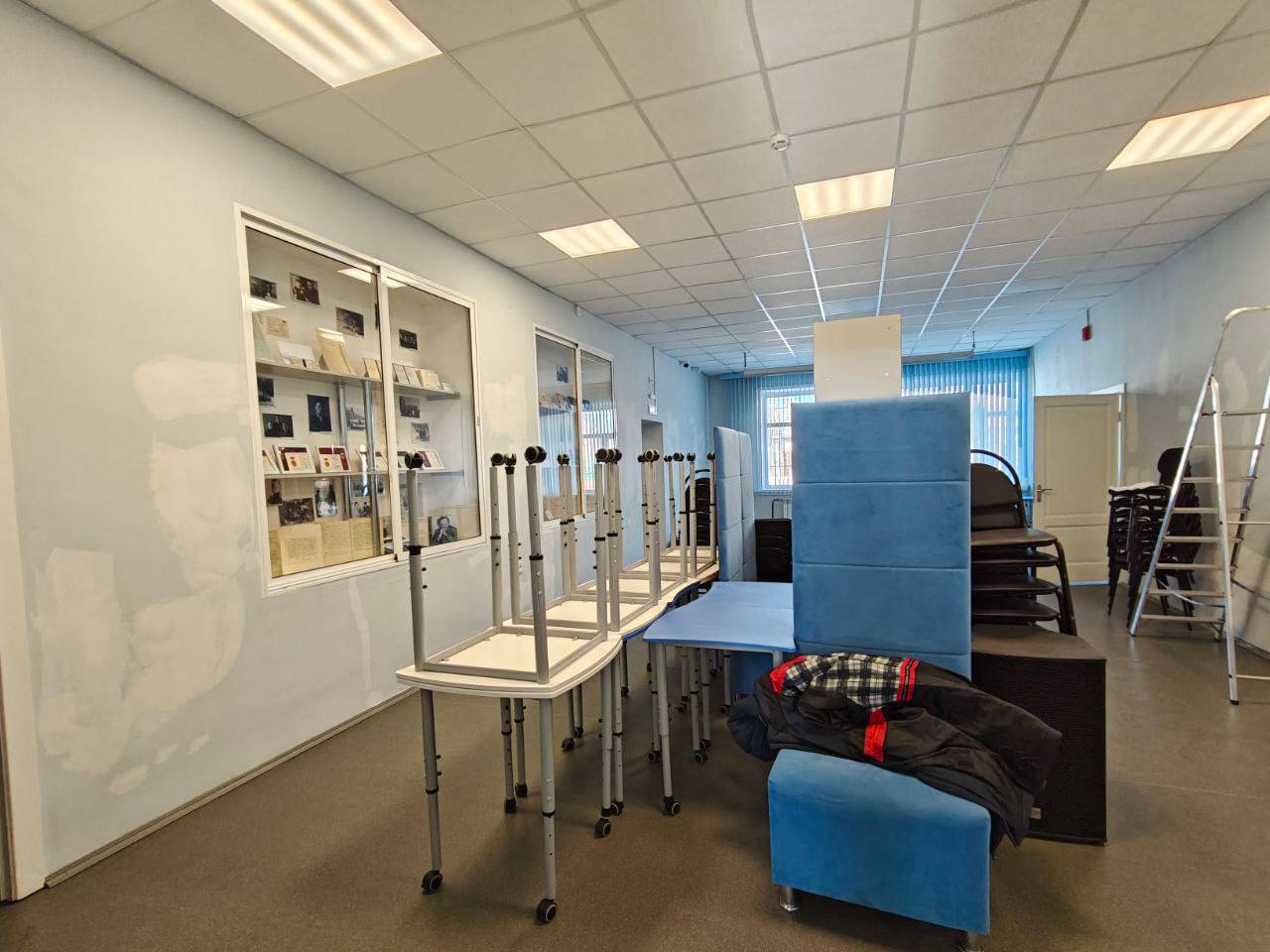 Вместе с депутатом Законодательного Собрания Забайкальского края Петром Мункуевым проверили ремонт библиотеки в Кыре Вместе с депутатом Законодательного Собрания Забайкальского края Петром Мункуевым проверили ремонт библиотеки в Кыре