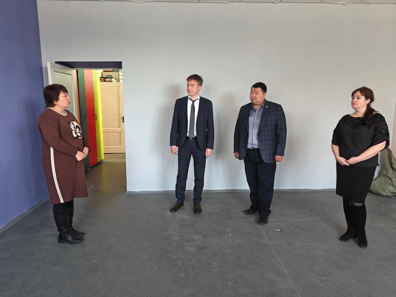 Вместе с депутатом Законодательного Собрания Забайкальского края Петром Мункуевым проверили ремонт библиотеки в Кыре