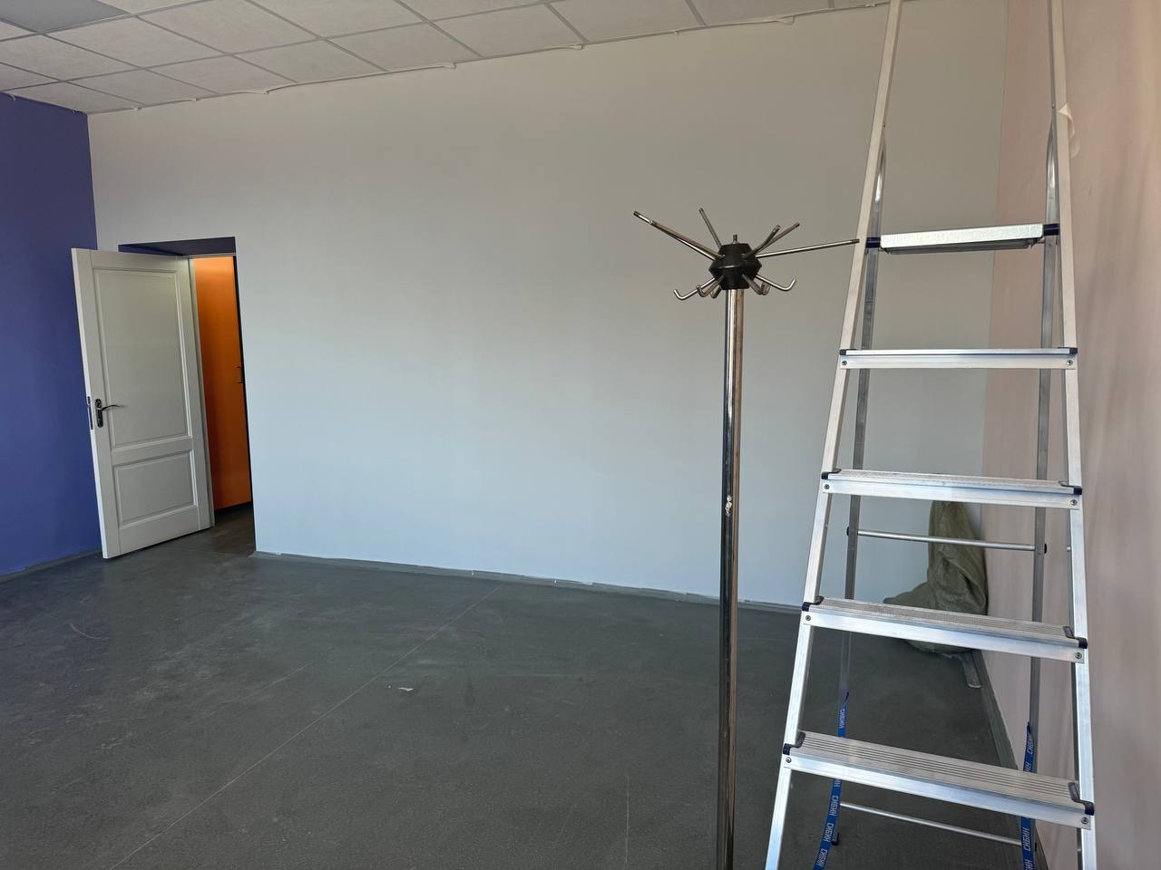 Вместе с депутатом Законодательного Собрания Забайкальского края Петром Мункуевым проверили ремонт библиотеки в Кыре Вместе с депутатом Законодательного Собрания Забайкальского края Петром Мункуевым проверили ремонт библиотеки в Кыре