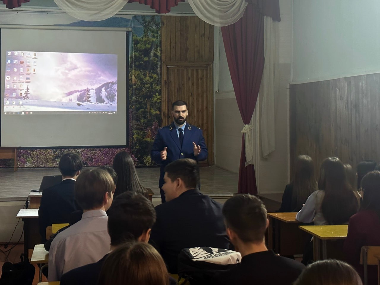 Шилкинская межрайонная прокуратура в рамках профессиональной ориентации встретилась с учениками старший классов средних общеобразовательных школ №№ 1 и 52, а также социально-реабилитационного центра «Сибиряк»