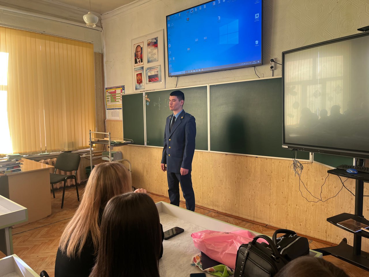 Шилкинская межрайонная прокуратура в рамках профессиональной ориентации встретилась с учениками старший классов средних общеобразовательных школ №№ 1 и 52, а также социально-реабилитационного центра «Сибиряк» Шилкинская межрайонная прокуратура в рамках профессиональной ориентации встретилась с учениками старший классов средних общеобразовательных школ №№ 1 и 52, а также социально-реабилитационного центра «Сибиряк»