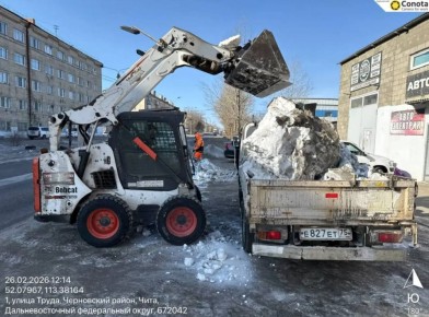 Улицы чистят в Чите. Вчера и сегодня спецтехника очищает тротуары, обочины, остановки и парковки от старого снега