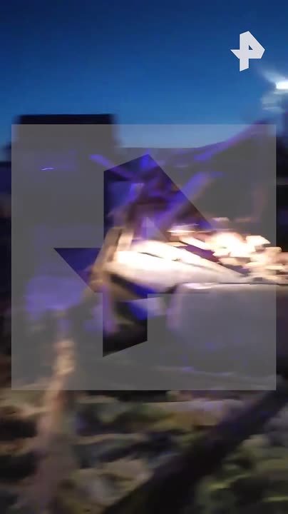 Грузовик влетел в частную постройку и разнес все на своем пути в Забайкальском крае — погибли три человека, еще четверо пострадали, сообщил источник РЕН ТВ