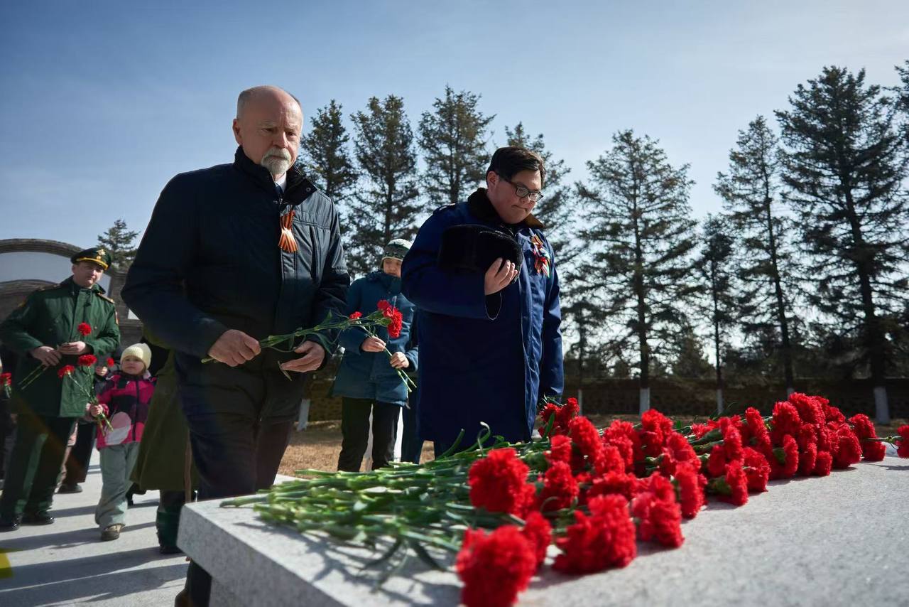 25 февраля на мемориале советским и монгольским воинам в уезде Чжанбэй городского округа Чжанцзякоу провинции Хэбэй состоялась церемония возложения цветов, посвященная Дню защитника Отечества 25 февраля на мемориале советским и монгольским воинам в уезде Чжанбэй городского округа Чжанцзякоу провинции Хэбэй состоялась церемония возложения цветов, посвященная Дню защитника Отечества