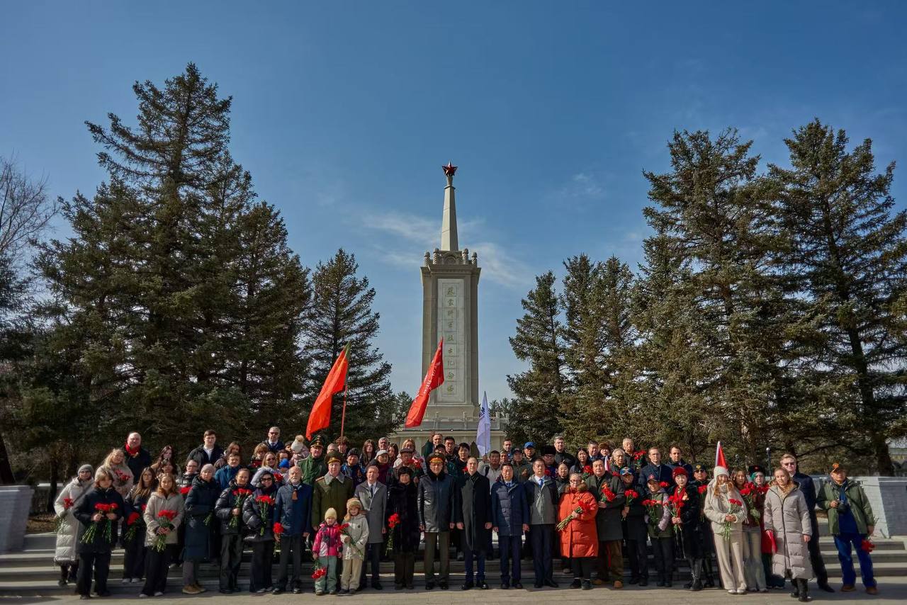 25 февраля на мемориале советским и монгольским воинам в уезде Чжанбэй городского округа Чжанцзякоу провинции Хэбэй состоялась церемония возложения цветов, посвященная Дню защитника Отечества 25 февраля на мемориале советским и монгольским воинам в уезде Чжанбэй городского округа Чжанцзякоу провинции Хэбэй состоялась церемония возложения цветов, посвященная Дню защитника Отечества