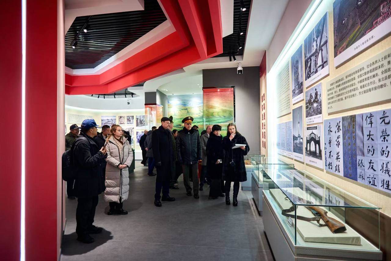 25 февраля на мемориале советским и монгольским воинам в уезде Чжанбэй городского округа Чжанцзякоу провинции Хэбэй состоялась церемония возложения цветов, посвященная Дню защитника Отечества 25 февраля на мемориале советским и монгольским воинам в уезде Чжанбэй городского округа Чжанцзякоу провинции Хэбэй состоялась церемония возложения цветов, посвященная Дню защитника Отечества