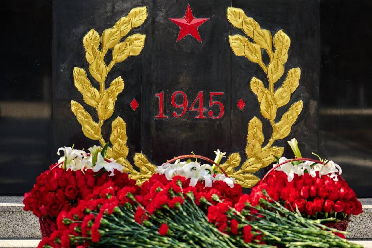 25 февраля на мемориале советским и монгольским воинам в уезде Чжанбэй городского округа Чжанцзякоу провинции Хэбэй состоялась церемония возложения цветов, посвященная Дню защитника Отечества 25 февраля на мемориале советским и монгольским воинам в уезде Чжанбэй городского округа Чжанцзякоу провинции Хэбэй состоялась церемония возложения цветов, посвященная Дню защитника Отечества