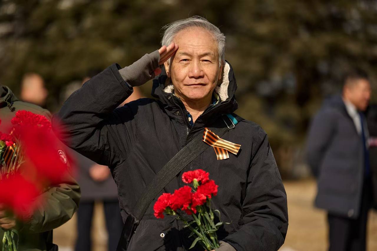 25 февраля на мемориале советским и монгольским воинам в уезде Чжанбэй городского округа Чжанцзякоу провинции Хэбэй состоялась церемония возложения цветов, посвященная Дню защитника Отечества 25 февраля на мемориале советским и монгольским воинам в уезде Чжанбэй городского округа Чжанцзякоу провинции Хэбэй состоялась церемония возложения цветов, посвященная Дню защитника Отечества