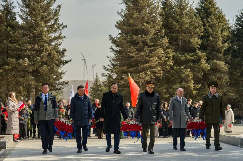 25 февраля на мемориале советским и монгольским воинам в уезде Чжанбэй городского округа Чжанцзякоу провинции Хэбэй состоялась церемония возложения цветов, посвященная Дню защитника Отечества