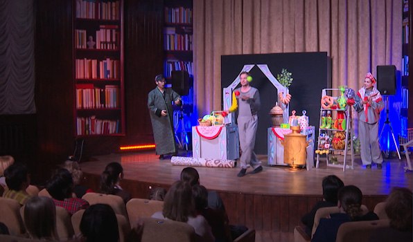 Предпремьерный показ спектакля «Муха-Цокотуха» состоялся в Чите