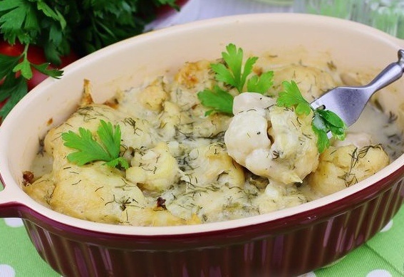 Цветная капуста, запечённая в кефирном соусе с чесноком