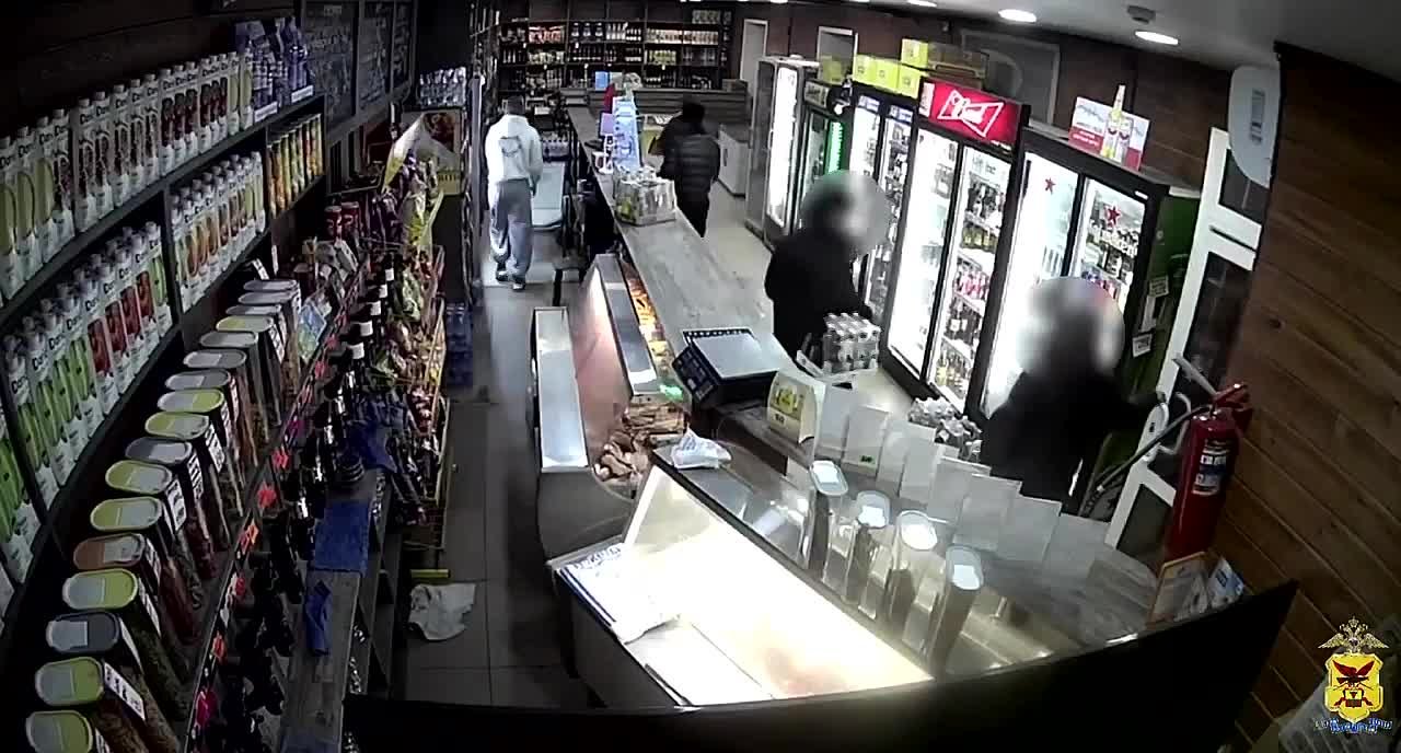 Троих читинцев задержали за кражу 30 бутылок пива из бара