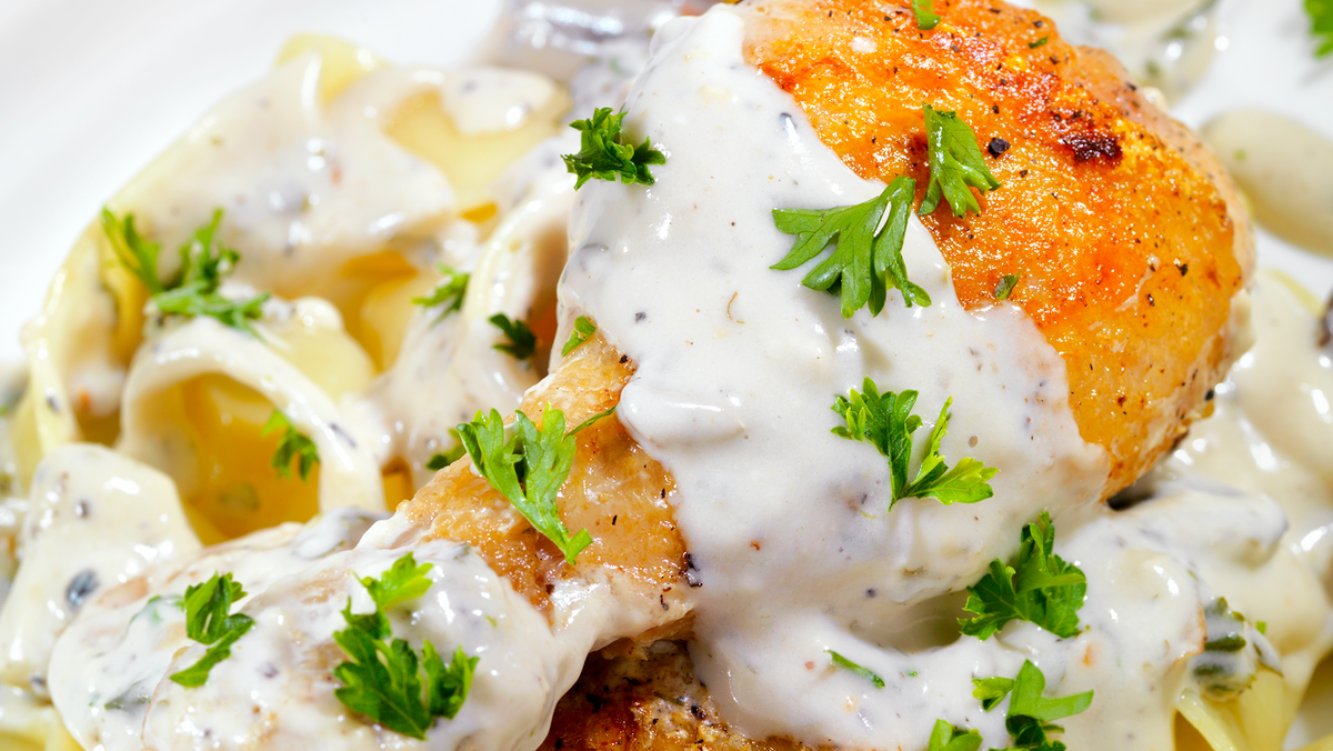 Как сохранить гладкость соуса со сметаной: секреты приготовления