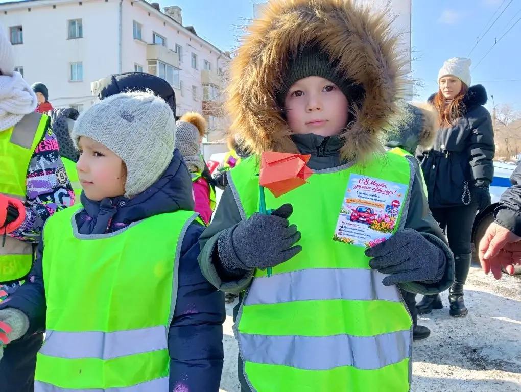 В Забайкалье стартовала акция «Цветы для автоледи» В Забайкалье стартовала акция «Цветы для автоледи»