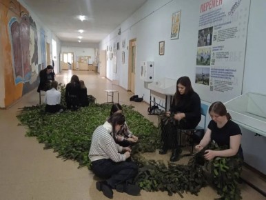 Студенты колледжа из Петровска-Забайкальского округа сплели 1000 маскировочных сетей для бойцов СВО