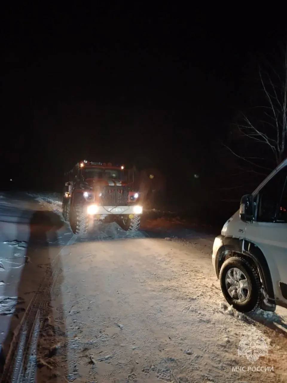 Рейсовый микроавтобус застрял из-за сильного снежного заноса в Шилкинском округе вчера вечером Рейсовый микроавтобус застрял из-за сильного снежного заноса в Шилкинском округе вчера вечером