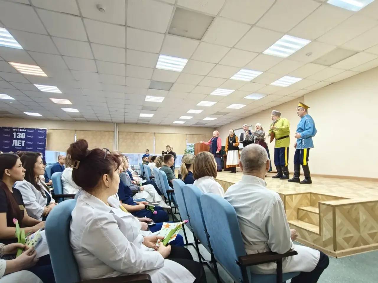 Молодёжка Народного фронта в преддверии Международного женского дня поздравила женщин-медиков Городской больницы №1 Молодёжка Народного фронта в преддверии Международного женского дня поздравила женщин-медиков Городской больницы №1